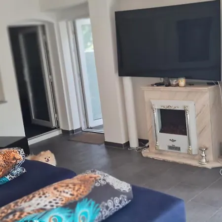 Moeblierte Souterrainwohnung Mit 2 Schlafzimmern Und Garten Apartamento