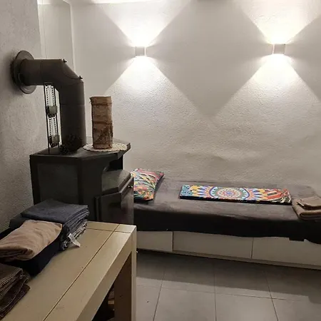 Moeblierte Souterrainwohnung Mit 2 Schlafzimmern Und Garten Apartment *