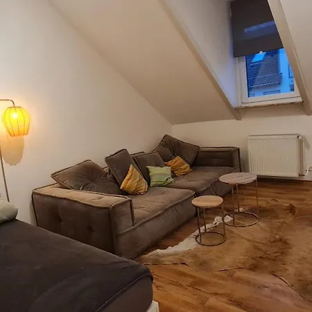 Möblierte Souterrainwohnung Mit 2 Schlafzimmern Und Garten Apartment