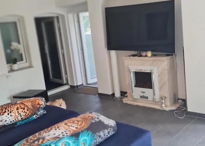 Möblierte Souterrainwohnung Mit 2 Schlafzimmern Und Garten Apartment