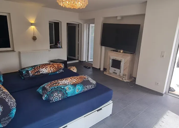 Möblierte Souterrainwohnung Mit 2 Schlafzimmern Und Garten