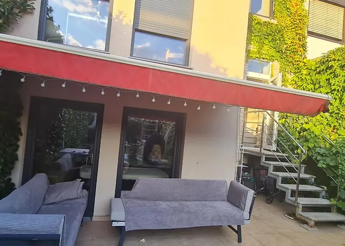 Möblierte Souterrainwohnung Mit 2 Schlafzimmern Und Garten