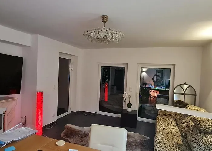 Möblierte Souterrainwohnung Mit 2 Schlafzimmern Und Garten