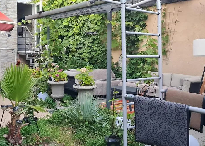 Apartment Möblierte Souterrainwohnung Mit 2 Schlafzimmern Und Garten *