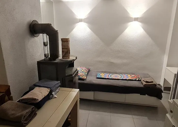 Möblierte Souterrainwohnung Mit 2 Schlafzimmern Und Garten Apartment *