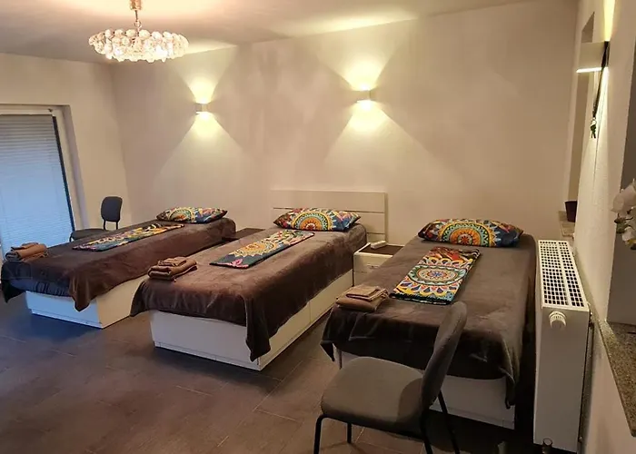 Möblierte Souterrainwohnung Mit 2 Schlafzimmern Und Garten Apartment *