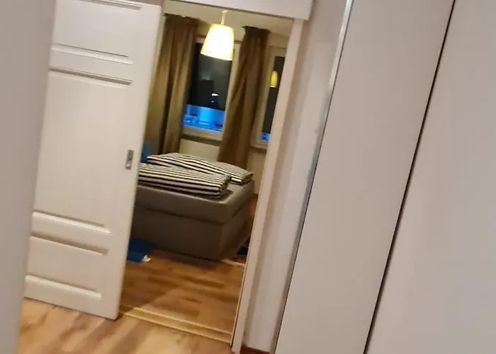 Apartment Möblierte Souterrainwohnung Mit 2 Schlafzimmern Und Garten *