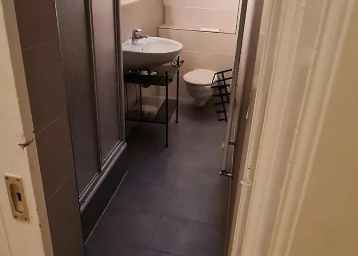 Möblierte Souterrainwohnung Mit 2 Schlafzimmern Und Garten