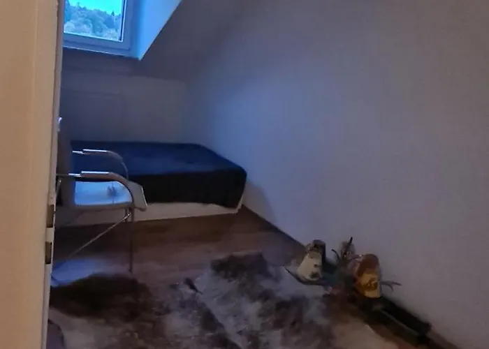 Möblierte Souterrainwohnung Mit 2 Schlafzimmern Und Garten Apartment *