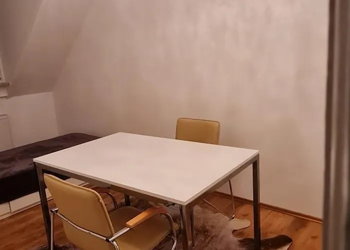 Möblierte Souterrainwohnung Mit 2 Schlafzimmern Und Garten Apartment *